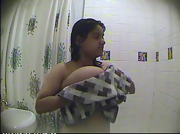 Homemade Indian Sex Indian Bhabhi Filmed Naked In Shower
