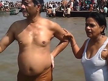 Cute Amateur Couple Worship Nude In Ganga