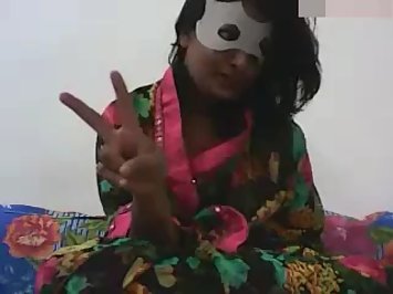 Indian babe on live sex chat in sari